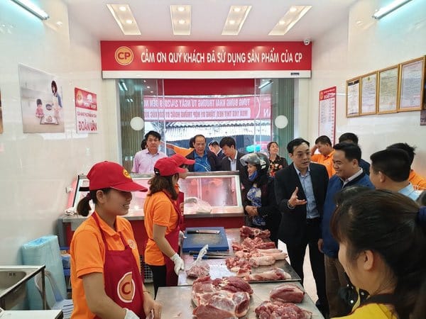 Công ty Cổ phần chăn nuôi CP – Việt Nam (CPV) 4 cua hang thuc an CP
