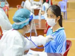 Hỏi đáp: Sau khi tiêm vaccine Covid-19 cần chú ý gì?